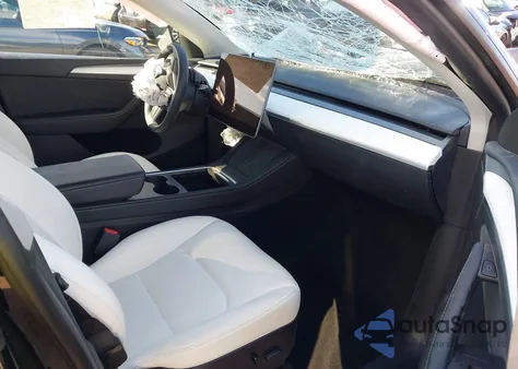 2023 Tesla Model Y Awd/Long Range Dual Motor All-Wheel Drive z USA, uszkodzony, nr VIN 7SAYGDEE8PF620748